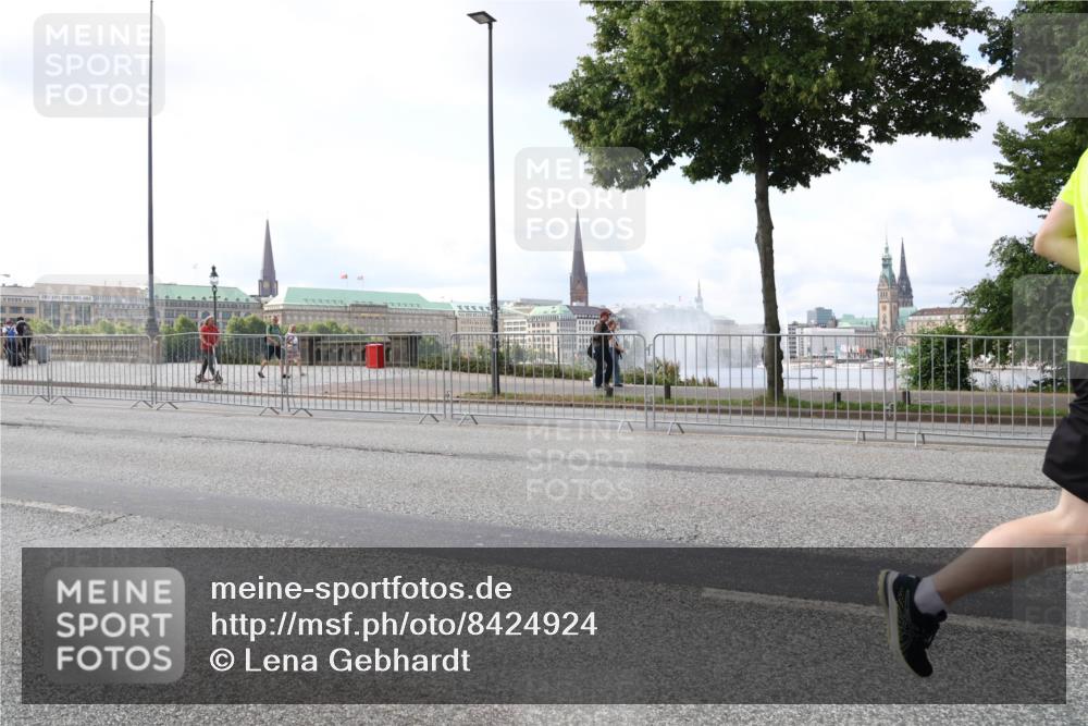 29.06.2025 - hella hamburg halbmarathon Lena Gebhardt http://msf.ph/oto/8424924 29.06.2025 10:06:22 Lombardsbrücke 1245, 1448, 1766, 1830, 1842, 3062, 4169, 4542, 4666, 4868, 5431, 5807, 5951, 6014, 6314, 6664, 7138, 7741, 8051, 8316, 9361, 9560, 10214, 10297, 10736, 10781, 10886, 12371, 13042, 13054, 13475, 13481, 13863, 14369, 14607, 14987, 15113, 15145, 15229, 15377, 15462, 15537, 15766, 15772, 15858, 16441, 16687, 16933, 17059, 17239, 17746, 18042, 18575, 18577, 18652, 18768, 18857, 18910, 18913, 18966 meine-sportfotos.de