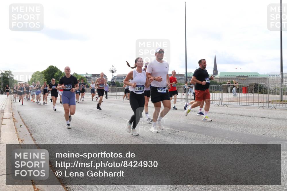 29.06.2025 - hella hamburg halbmarathon Lena Gebhardt http://msf.ph/oto/8424930 29.06.2025 10:19:14 Lombardsbrücke 1856, 5034, 1755, 12619, 12621, 1332, 1349, 1708, 1718, 1755, 2017, 2096, 2311, 2589, 2781, 2795, 2802, 2812, 2895, 2993, 2995, 3026, 3105, 3118, 3631, 4718, 4722, 4845, 5034, 5080, 5098, 5178, 5264, 5266, 5323, 5429, 5449, 5834, 6194, 6249, 6413, 6477, 6482, 6542, 6736, 6939, 7051, 7121, 7143, 7252, 8537, 8575, 8761, 8778, 8780, 9252, 9270, 9272, 9549, 9652, 9756, 9757, 9856, 10037, 10039, 10124, 10129, 10467, 10816 meine-sportfotos.de