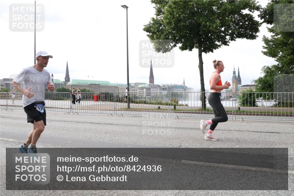 29.06.2025 - hella hamburg halbmarathon Lena Gebhardt http://msf.ph/oto/8424936 29.06.2025 10:28:34 Lombardsbrücke 939, 1518, 1557, 3445, 4700, 4834, 5167, 5249, 5250, 5369, 5604, 5718, 5903, 5939, 6102, 6418, 7667, 7980, 8215, 8327, 8560, 9642, 9653, 9654, 9716, 9855, 10068, 10434, 13045, 13296, 13400, 14017, 14155, 15123, 15256, 16125, 16643, 18256, 18293, 18604, 19180 meine-sportfotos.de