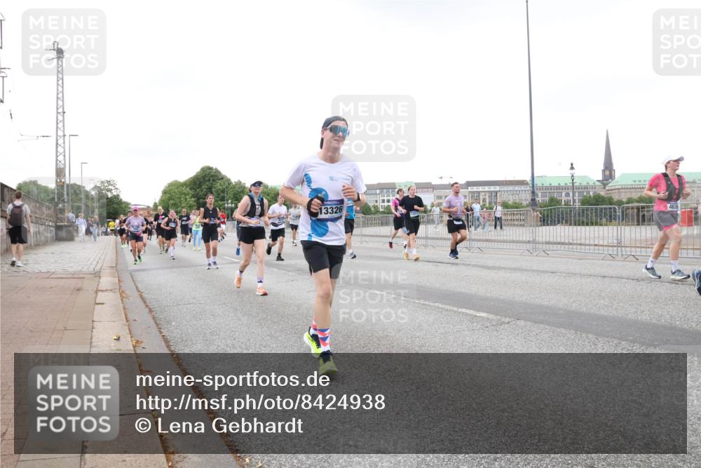 29.06.2025 - hella hamburg halbmarathon Lena Gebhardt http://msf.ph/oto/8424938 29.06.2025 10:53:28 Lombardsbrücke 13326, 1340, 1709, 1900, 1906, 1984, 2065, 2291, 2409, 2429, 3226, 4195, 4595, 4626, 4801, 5428, 5562, 5815, 5856, 5857, 6041, 6044, 6135, 6306, 6521, 6913, 6996, 7039, 7068, 7483, 7537, 7611, 7681, 7876, 7890, 8189, 8212, 8414, 8515, 8906, 9077, 9456, 9531, 9685, 9764, 9771, 9785, 10043, 10175, 10490, 10661, 11520, 11524, 12193, 12219, 12700, 13489, 13916, 13917, 14038, 14977, 16137 meine-sportfotos.de