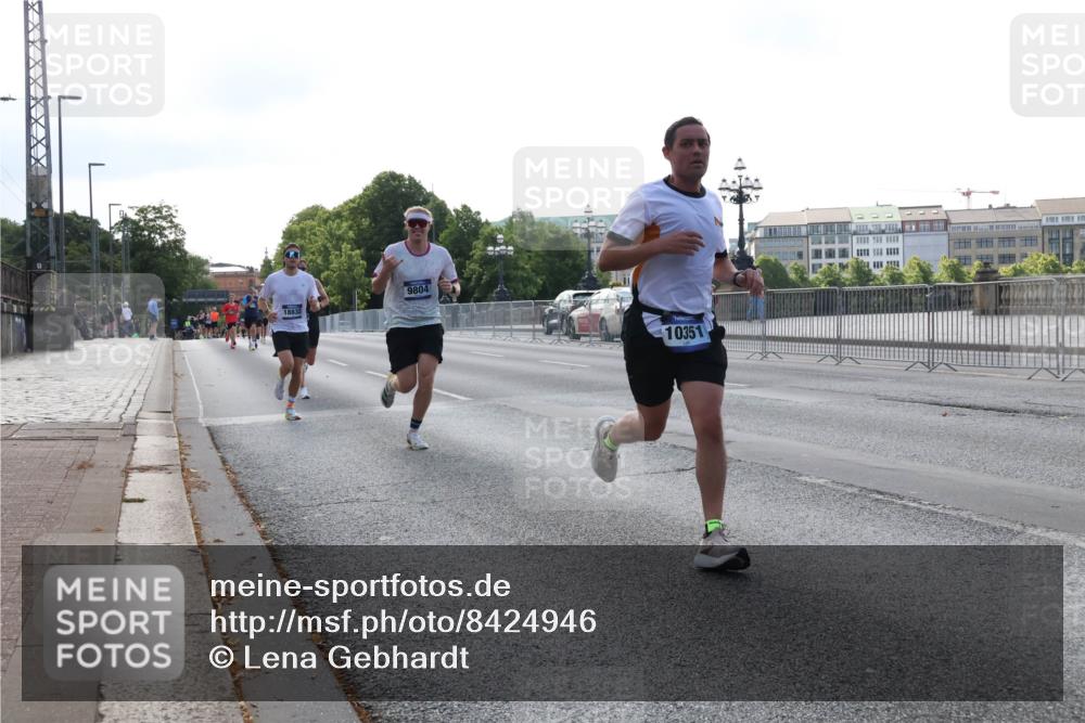 29.06.2025 - hella hamburg halbmarathon Lena Gebhardt http://msf.ph/oto/8424946 29.06.2025 09:43:39 Lombardsbrücke 18832, 9804, 10351, 1271, 2075, 2180, 2203, 3189, 6090, 7380, 8318, 8376, 9565, 9767, 9804, 10351, 10867, 11150, 13374, 13941, 14757, 15023, 15136, 15483, 15671, 17040, 17893, 18328, 18693, 18695, 18763, 18832, 18989 meine-sportfotos.de