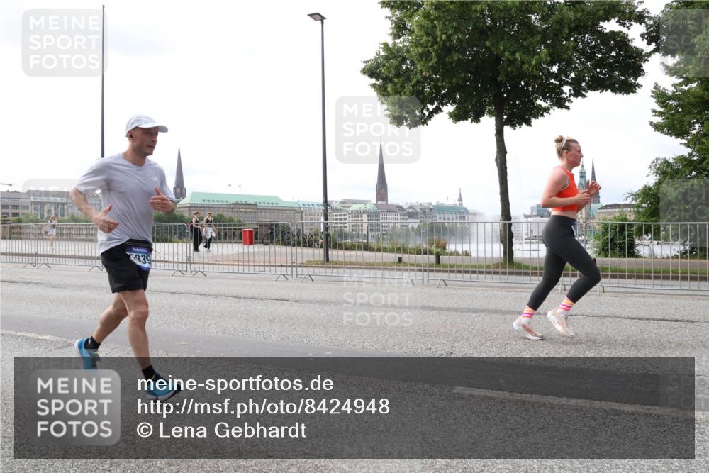 29.06.2025 - hella hamburg halbmarathon Lena Gebhardt http://msf.ph/oto/8424948 29.06.2025 10:28:34 Lombardsbrücke 939, 1518, 1557, 3445, 4700, 4834, 5167, 5249, 5250, 5369, 5604, 5718, 5903, 5939, 6102, 6418, 7667, 7980, 8215, 8327, 8560, 9642, 9653, 9654, 9716, 9855, 10068, 10434, 13045, 13296, 13400, 14017, 14155, 15123, 15256, 16125, 16643, 18256, 18293, 18604, 19180 meine-sportfotos.de