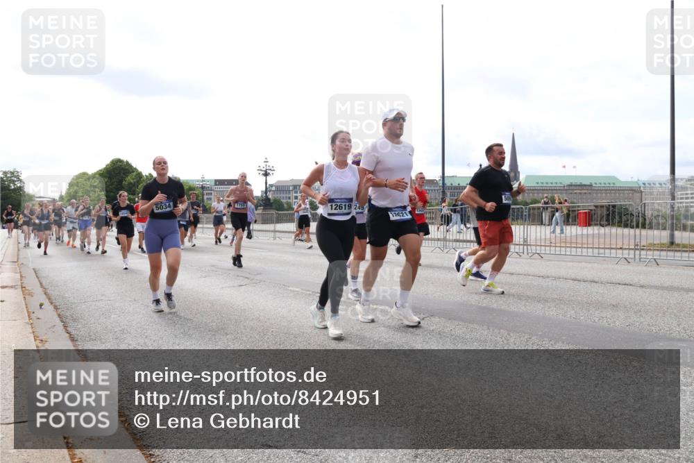 29.06.2025 - hella hamburg halbmarathon Lena Gebhardt http://msf.ph/oto/8424951 29.06.2025 10:19:15 Lombardsbrücke 5034, 1755, 12619, 249, 12621, 1332, 1349, 1708, 1718, 1755, 2017, 2096, 2311, 2589, 2781, 2795, 2802, 2812, 2895, 2993, 2995, 3026, 3105, 3118, 3631, 4718, 4722, 4845, 5034, 5035, 5080, 5098, 5178, 5264, 5266, 5323, 5429, 5449, 6194, 6249, 6413, 6477, 6482, 6542, 6736, 6939, 7051, 7143, 7252, 8537, 8575, 8761, 8778, 8780, 9252, 9270, 9272, 9549, 9652, 9756, 9757, 9856, 10037, 10039, 10124, 10129, 10467, 10816 meine-sportfotos.de
