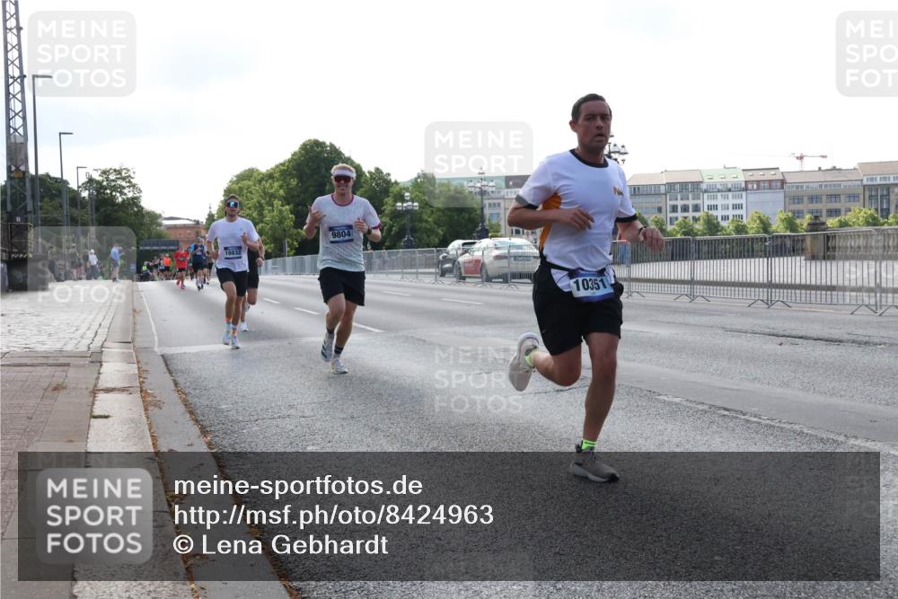 29.06.2025 - hella hamburg halbmarathon Lena Gebhardt http://msf.ph/oto/8424963 29.06.2025 09:43:39 Lombardsbrücke 18832, 9804, 10351, 1271, 2075, 2180, 2203, 3189, 6090, 7380, 8318, 8376, 9565, 9767, 9804, 10351, 10867, 11150, 13374, 13941, 14757, 15023, 15136, 15483, 15671, 17040, 17893, 18328, 18693, 18695, 18763, 18832, 18989 meine-sportfotos.de