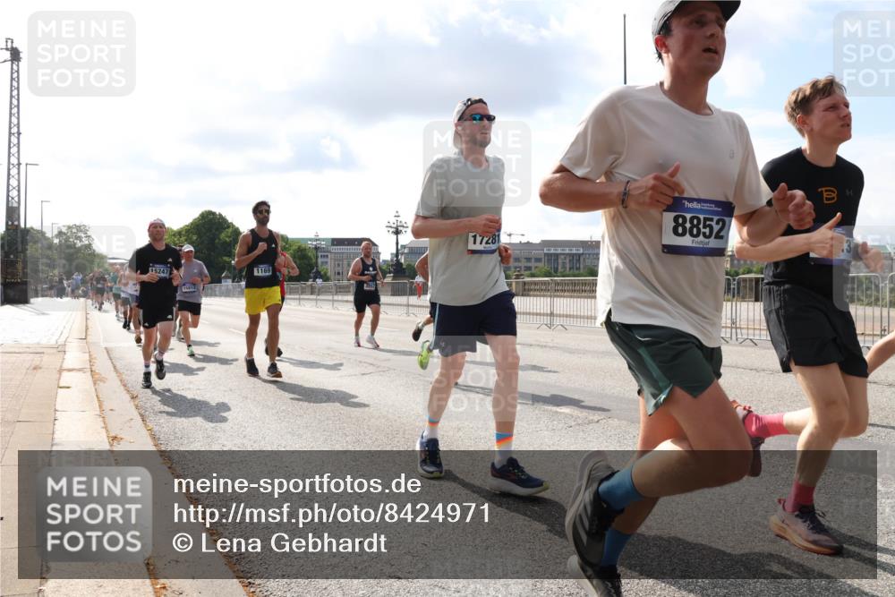 29.06.2025 - hella hamburg halbmarathon Lena Gebhardt http://msf.ph/oto/8424971 29.06.2025 09:52:27 Lombardsbrücke 15247, 15813, 1169, 17281, 8852, 1057, 1139, 1169, 1220, 1312, 1353, 1415, 1468, 1512, 1604, 1631, 1763, 2189, 3305, 3618, 3697, 3852, 4497, 4565, 4871, 4915, 5007, 5011, 5047, 5231, 5336, 5477, 5690, 5987, 6373, 6550, 6705, 6711, 7067, 7185, 7191, 7432, 7451, 7710, 7865, 7961, 8564, 8852, 9348, 9444, 9547, 9659, 10493, 10741, 10796, 10978, 11062, 11495, 11679, 11779, 11821, 12046, 12438, 12772, 13403, 13614, 13728, 14257 meine-sportfotos.de