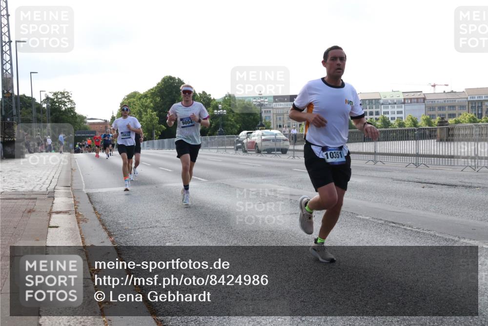 29.06.2025 - hella hamburg halbmarathon Lena Gebhardt http://msf.ph/oto/8424986 29.06.2025 09:43:40 Lombardsbrücke 18832, 9804, 10351, 1271, 2075, 2180, 2203, 3189, 3379, 6090, 7380, 8318, 8376, 9565, 9767, 9804, 10351, 10867, 11150, 13374, 13941, 14757, 15023, 15136, 15483, 15671, 17040, 17893, 18328, 18693, 18695, 18763, 18832, 18989 meine-sportfotos.de