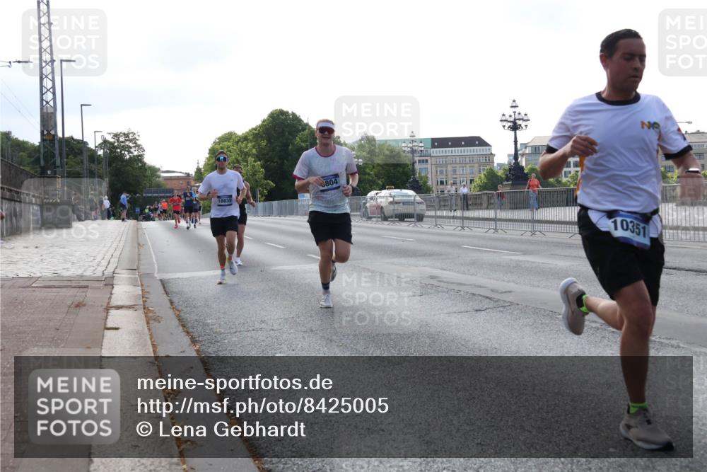 29.06.2025 - hella hamburg halbmarathon Lena Gebhardt http://msf.ph/oto/8425005 29.06.2025 09:43:40 Lombardsbrücke 0804, 18832, 10351, 1271, 2075, 2180, 2203, 3189, 3379, 6090, 7380, 8318, 8376, 9565, 9767, 9804, 10351, 10867, 11150, 13374, 13941, 14757, 15023, 15136, 15483, 15671, 17040, 17893, 18328, 18693, 18695, 18763, 18832, 18989 meine-sportfotos.de