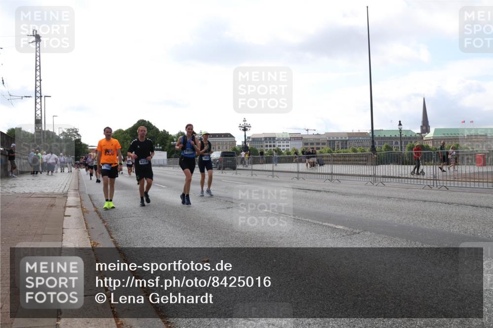 29.06.2025 - hella hamburg halbmarathon Lena Gebhardt http://msf.ph/oto/8425016 29.06.2025 10:06:23 Lombardsbrücke 6314, 15537, 1245, 1448, 1766, 1830, 1842, 3062, 4169, 4542, 4666, 4868, 5431, 5807, 5951, 6014, 6314, 6664, 7138, 7741, 8051, 8316, 9361, 9560, 10214, 10297, 10736, 10781, 10886, 12371, 13042, 13054, 13475, 13481, 13863, 14369, 14607, 14987, 15113, 15145, 15229, 15377, 15462, 15537, 15766, 15772, 15858, 16441, 16687, 16933, 17059, 17239, 17746, 18042, 18575, 18577, 18652, 18768, 18857, 18910, 18913, 18966 meine-sportfotos.de