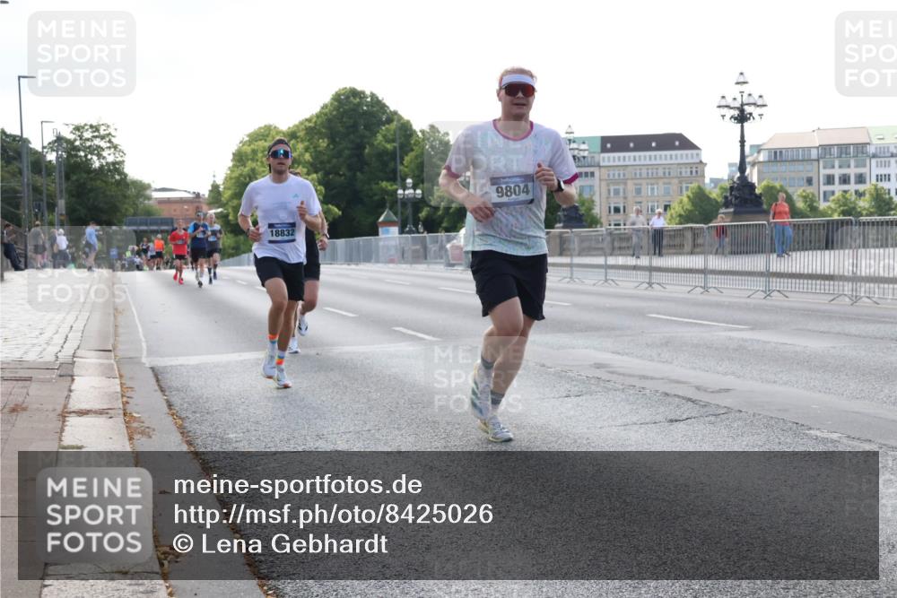 29.06.2025 - hella hamburg halbmarathon Lena Gebhardt http://msf.ph/oto/8425026 29.06.2025 09:43:40 Lombardsbrücke 18832, 9804, 1271, 2075, 2180, 2203, 3189, 3379, 6090, 7380, 8318, 8376, 9565, 9767, 9804, 10351, 10867, 11150, 13374, 13941, 14757, 15023, 15136, 15483, 15671, 17040, 17893, 18328, 18693, 18695, 18763, 18832, 18989 meine-sportfotos.de