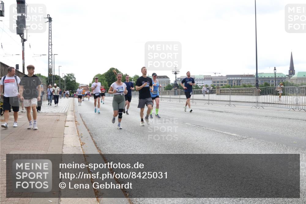29.06.2025 - hella hamburg halbmarathon Lena Gebhardt http://msf.ph/oto/8425031 29.06.2025 10:28:39 Lombardsbrücke 5718, 18293, 1518, 1557, 1869, 3445, 3717, 4700, 4834, 5167, 5249, 5250, 5604, 5718, 5903, 5939, 6102, 6418, 7667, 7980, 8327, 8560, 9642, 9653, 9654, 9716, 9855, 10068, 10434, 13045, 13296, 13400, 14017, 14205, 15143, 15256, 15452, 15453, 16125, 16643, 18256, 18293, 18604, 19180 meine-sportfotos.de
