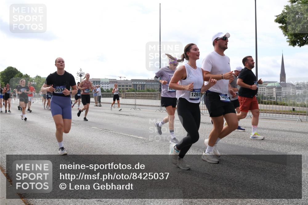 29.06.2025 - hella hamburg halbmarathon Lena Gebhardt http://msf.ph/oto/8425037 29.06.2025 10:19:15 Lombardsbrücke 5034, 1755, 1261, 21, 1332, 1349, 1708, 1718, 1755, 2017, 2096, 2311, 2589, 2781, 2795, 2802, 2812, 2895, 2993, 2995, 3026, 3105, 3118, 3631, 4718, 4722, 4845, 5034, 5035, 5080, 5098, 5178, 5264, 5266, 5323, 5429, 5449, 6194, 6249, 6413, 6477, 6482, 6542, 6736, 6939, 7051, 7143, 7252, 8537, 8575, 8761, 8778, 8780, 9252, 9270, 9272, 9549, 9652, 9756, 9757, 9856, 10037, 10039, 10124, 10129, 10467, 10816 meine-sportfotos.de