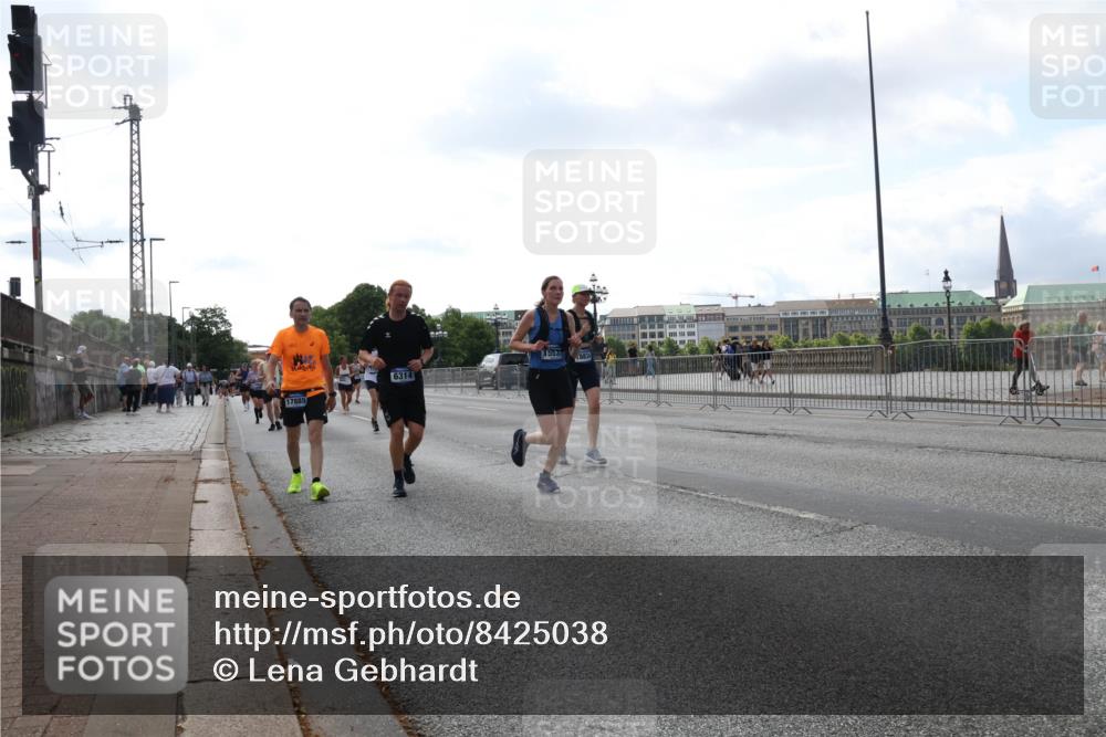 29.06.2025 - hella hamburg halbmarathon Lena Gebhardt http://msf.ph/oto/8425038 29.06.2025 10:06:24 Lombardsbrücke 6314, 17885, 15537, 8834, 1245, 1448, 1766, 1842, 3062, 4169, 4542, 4666, 4868, 5431, 5807, 5951, 6014, 6314, 6664, 7138, 7741, 8051, 8290, 8316, 9361, 9560, 10214, 10297, 10736, 10781, 10886, 12371, 13042, 13054, 13475, 13481, 13863, 14369, 14607, 14987, 15113, 15145, 15229, 15377, 15462, 15537, 15766, 15772, 15858, 16441, 16687, 16933, 17059, 17239, 17746, 18042, 18575, 18577, 18652, 18768, 18828, 18857, 18910, 18913, 18966 meine-sportfotos.de