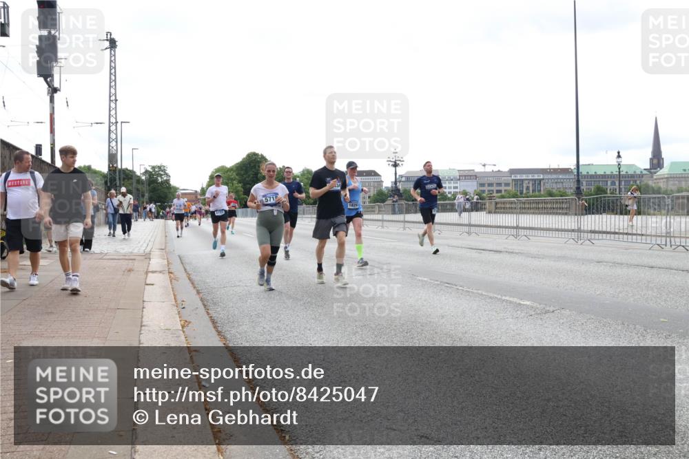 29.06.2025 - hella hamburg halbmarathon Lena Gebhardt http://msf.ph/oto/8425047 29.06.2025 10:28:39 Lombardsbrücke 5712, 1829, 1518, 1557, 1869, 3445, 3717, 4700, 4834, 5167, 5249, 5250, 5604, 5718, 5903, 5939, 6102, 6418, 7667, 7980, 8327, 8560, 9642, 9653, 9654, 9716, 9855, 10068, 10434, 13045, 13296, 13400, 14017, 14205, 15143, 15256, 15452, 15453, 16125, 16643, 18256, 18293, 18604, 19180 meine-sportfotos.de