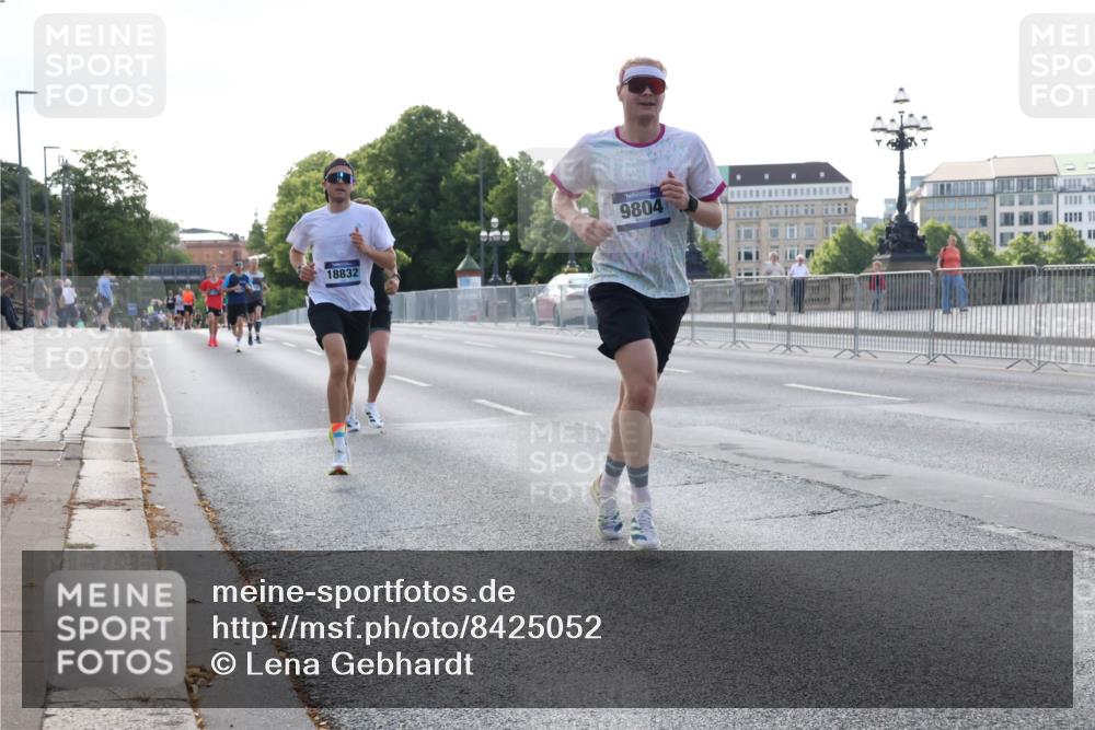29.06.2025 - hella hamburg halbmarathon Lena Gebhardt http://msf.ph/oto/8425052 29.06.2025 09:43:40 Lombardsbrücke 18832, 9804, 1271, 2075, 2180, 2203, 3189, 3379, 6090, 7380, 8318, 8376, 9565, 9767, 9804, 10351, 10867, 11150, 13374, 13941, 14757, 15023, 15136, 15483, 15671, 17040, 17893, 18328, 18693, 18695, 18763, 18832, 18989 meine-sportfotos.de