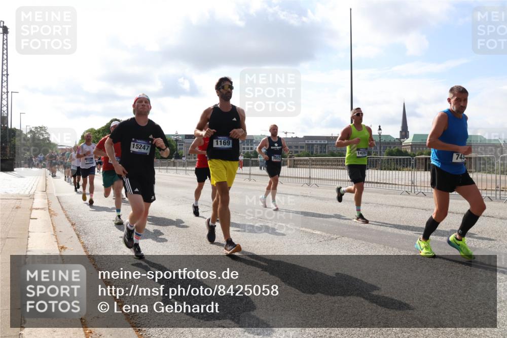 29.06.2025 - hella hamburg halbmarathon Lena Gebhardt http://msf.ph/oto/8425058 29.06.2025 09:52:28 Lombardsbrücke 17391, 14257, 3852, 743, 15247, 1169, 1057, 1139, 1169, 1220, 1353, 1415, 1468, 1512, 1604, 1613, 1631, 1763, 2189, 3109, 3124, 3305, 3618, 3697, 3852, 4497, 4565, 4871, 4915, 5007, 5011, 5047, 5231, 5336, 5477, 5690, 5987, 6373, 6550, 6705, 6711, 7067, 7185, 7191, 7432, 7451, 7710, 7865, 7961, 8564, 8852, 9348, 9444, 9547, 9659, 10493, 10741, 10796, 10978, 11062, 11495, 11679, 11779, 11821, 12046, 12438, 12772, 13403, 13614, 13728, 14257 meine-sportfotos.de