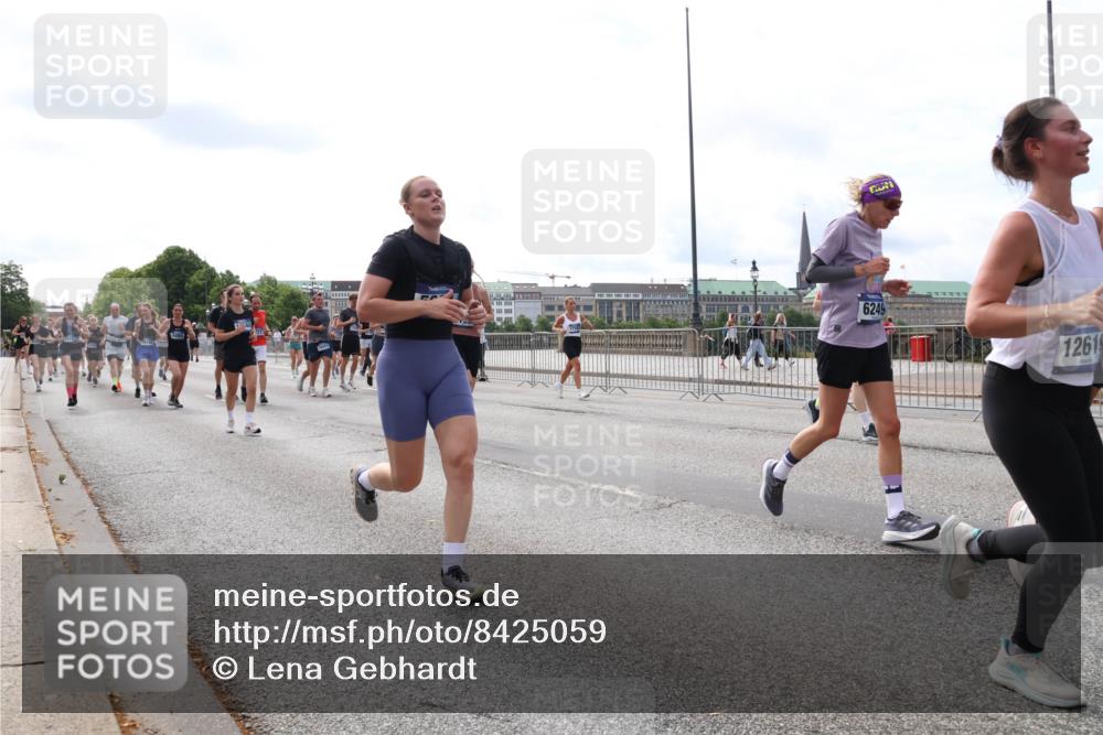 29.06.2025 - hella hamburg halbmarathon Lena Gebhardt http://msf.ph/oto/8425059 29.06.2025 10:19:15 Lombardsbrücke 6249, 1261, 1332, 1349, 1708, 1718, 1755, 2017, 2096, 2311, 2589, 2781, 2795, 2802, 2812, 2895, 2993, 2995, 3026, 3105, 3118, 3631, 4718, 4722, 4845, 5034, 5035, 5080, 5098, 5178, 5264, 5266, 5323, 5429, 5449, 6194, 6249, 6413, 6477, 6482, 6542, 6736, 6939, 7051, 7143, 7252, 8537, 8575, 8761, 8778, 8780, 9252, 9270, 9272, 9549, 9652, 9756, 9757, 9856, 10037, 10039, 10124, 10129, 10467, 10816 meine-sportfotos.de