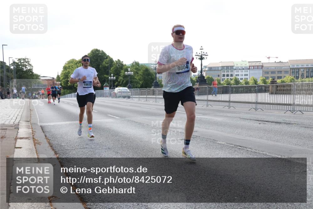 29.06.2025 - hella hamburg halbmarathon Lena Gebhardt http://msf.ph/oto/8425072 29.06.2025 09:43:41 Lombardsbrücke 9804, 18832, 1271, 2075, 2180, 2203, 2483, 3189, 3379, 6090, 7380, 8318, 8376, 9565, 9767, 9804, 10351, 10867, 11150, 13374, 13941, 14757, 15023, 15136, 15483, 15671, 17040, 17893, 18328, 18693, 18695, 18763, 18832, 18989 meine-sportfotos.de