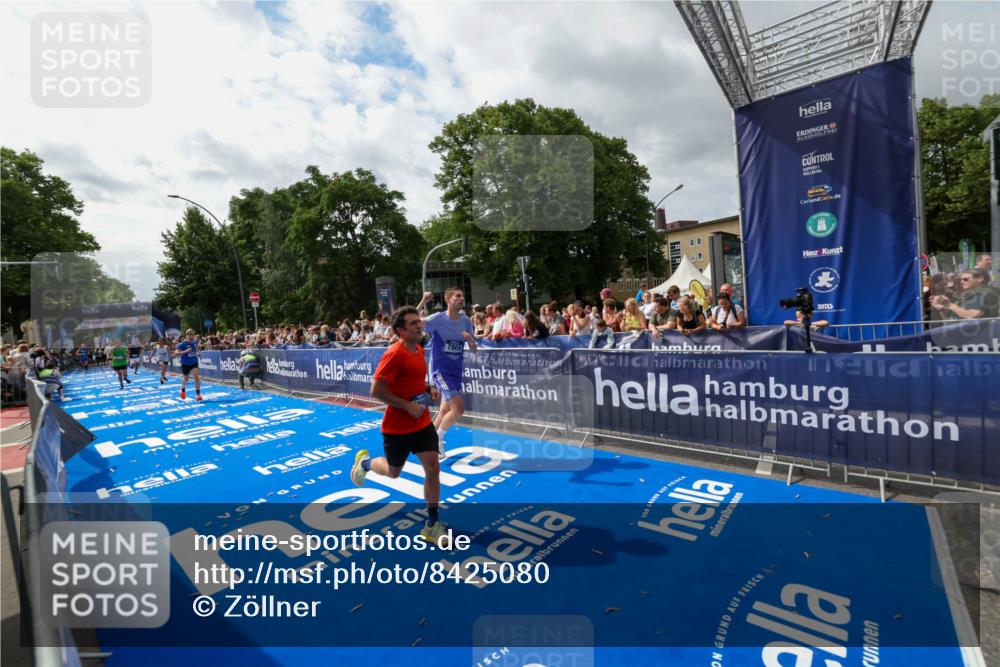 29.06.2025 - hella hamburg halbmarathon Zöllner http://msf.ph/oto/8425080 29.06.2025 10:34:20 Ziel 1002, 1080, 3005, 7901, 14784, 18906 meine-sportfotos.de