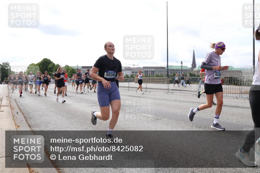 29.06.2025 - hella hamburg halbmarathon Lena Gebhardt http://msf.ph/oto/8425082 29.06.2025 10:19:16 Lombardsbrücke 5034, 6249, 1332, 1349, 1708, 1718, 1755, 2017, 2096, 2311, 2589, 2795, 2802, 2812, 2895, 2993, 2995, 3026, 3105, 3118, 3631, 4718, 4722, 4845, 5034, 5035, 5080, 5098, 5123, 5178, 5264, 5266, 5323, 5429, 5449, 6194, 6249, 6413, 6477, 6482, 6542, 6736, 6939, 7051, 7143, 7252, 8537, 8575, 8761, 8778, 8780, 9252, 9270, 9272, 9549, 9652, 9756, 9757, 9856, 10037, 10039, 10124, 10129, 10467, 10816 meine-sportfotos.de