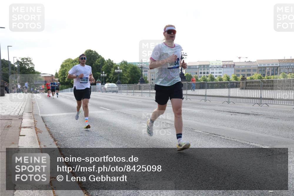 29.06.2025 - hella hamburg halbmarathon Lena Gebhardt http://msf.ph/oto/8425098 29.06.2025 09:43:41 Lombardsbrücke 18832, 9804, 1271, 2075, 2180, 2203, 2483, 3189, 3379, 6090, 7380, 8318, 8376, 9565, 9767, 9804, 10351, 10867, 11150, 13374, 13941, 14757, 15023, 15136, 15483, 15671, 17040, 17893, 18328, 18693, 18695, 18763, 18832, 18989 meine-sportfotos.de