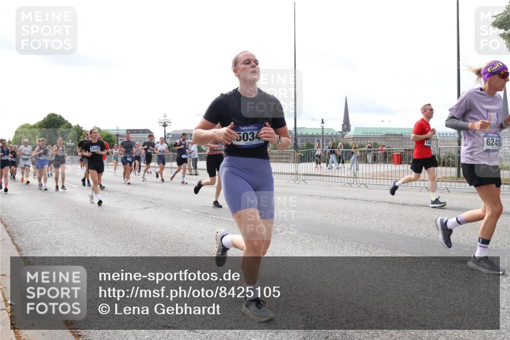 29.06.2025 - hella hamburg halbmarathon Lena Gebhardt http://msf.ph/oto/8425105 29.06.2025 10:19:16 Lombardsbrücke 18563, 5034, 134, 6249, 1332, 1349, 1708, 1718, 1755, 2017, 2096, 2311, 2589, 2795, 2802, 2812, 2895, 2993, 2995, 3026, 3105, 3118, 3631, 4718, 4722, 4845, 5034, 5035, 5080, 5098, 5123, 5178, 5264, 5266, 5323, 5429, 5449, 6194, 6249, 6413, 6477, 6482, 6542, 6736, 6939, 7051, 7143, 7252, 8537, 8575, 8761, 8778, 8780, 9252, 9270, 9272, 9549, 9652, 9756, 9757, 9856, 10037, 10039, 10124, 10129, 10467, 10816 meine-sportfotos.de