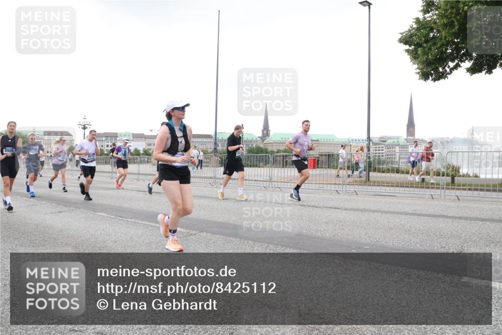 29.06.2025 - hella hamburg halbmarathon Lena Gebhardt http://msf.ph/oto/8425112 29.06.2025 10:53:30 Lombardsbrücke 8906, 18144, 1340, 1709, 1900, 1906, 1984, 2065, 2291, 2409, 2429, 3226, 4195, 4595, 4626, 4801, 5428, 5562, 5815, 5856, 5857, 6039, 6041, 6044, 6273, 6306, 6521, 6913, 6996, 7039, 7068, 7483, 7537, 7611, 7681, 7876, 7890, 8189, 8212, 8414, 8515, 8906, 9077, 9456, 9531, 9685, 9764, 9771, 9785, 10043, 10175, 10490, 10661, 11520, 11524, 12193, 12219, 12700, 13489, 13916, 13917, 14038, 16137 meine-sportfotos.de