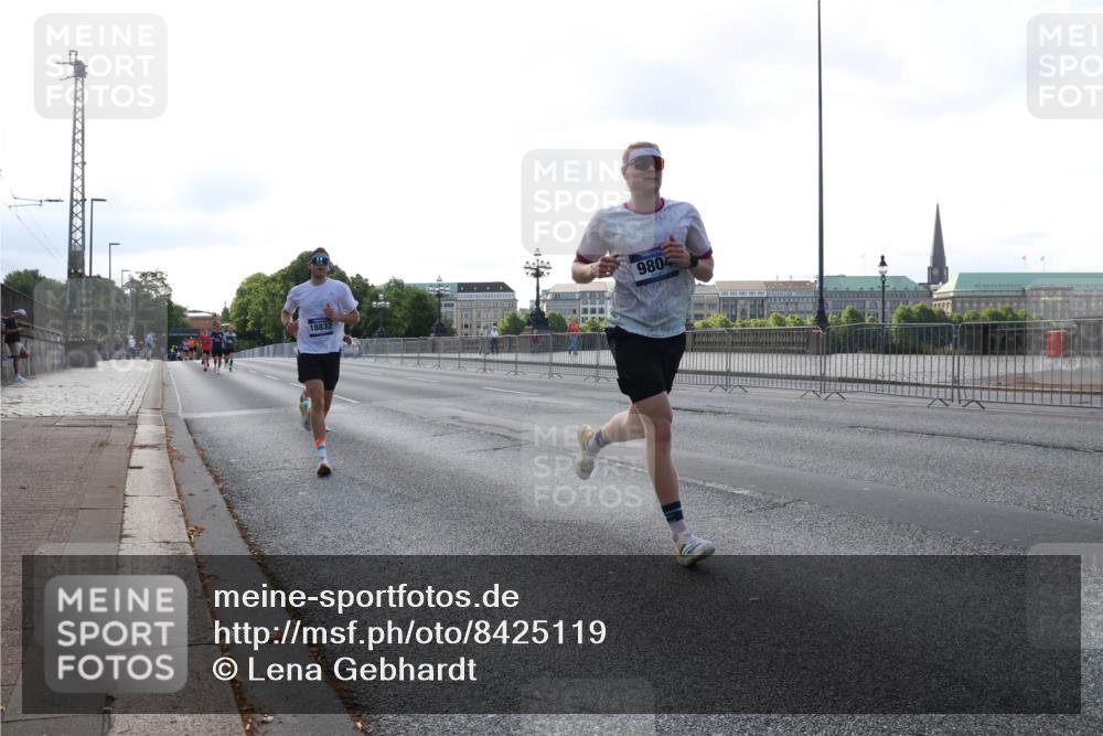 29.06.2025 - hella hamburg halbmarathon Lena Gebhardt http://msf.ph/oto/8425119 29.06.2025 09:43:41 Lombardsbrücke 18832, 9804, 1271, 2075, 2180, 2203, 2483, 3189, 3379, 6090, 7380, 8318, 8376, 9565, 9767, 9804, 10351, 10867, 11150, 13374, 13941, 14757, 15023, 15136, 15483, 15671, 17040, 17893, 18328, 18693, 18695, 18763, 18832, 18989 meine-sportfotos.de