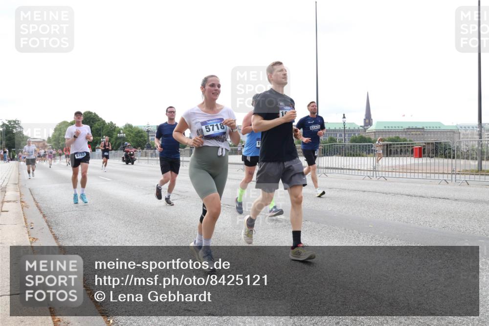 29.06.2025 - hella hamburg halbmarathon Lena Gebhardt http://msf.ph/oto/8425121 29.06.2025 10:28:41 Lombardsbrücke 6102, 5718, 10, 1518, 1557, 1869, 3445, 3717, 4362, 4700, 4834, 5167, 5249, 5250, 5604, 5718, 5903, 5939, 6102, 6418, 7667, 7980, 8327, 8560, 9642, 9653, 9654, 9716, 9855, 10068, 10434, 13045, 13296, 13400, 14017, 14205, 15143, 15256, 15452, 15453, 16125, 16643, 18293, 18604, 19180 meine-sportfotos.de