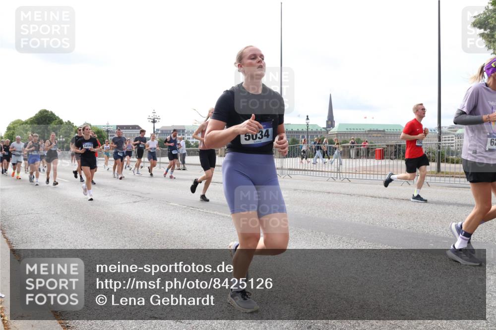 29.06.2025 - hella hamburg halbmarathon Lena Gebhardt http://msf.ph/oto/8425126 29.06.2025 10:19:16 Lombardsbrücke 1614, 18560, 5034, 62, 1332, 1349, 1708, 1718, 1755, 2017, 2096, 2311, 2589, 2795, 2802, 2812, 2895, 2993, 2995, 3026, 3105, 3118, 3631, 4718, 4722, 4845, 5034, 5035, 5080, 5098, 5123, 5178, 5264, 5266, 5323, 5429, 5449, 6194, 6249, 6413, 6477, 6482, 6542, 6736, 6939, 7051, 7143, 7252, 8537, 8575, 8761, 8778, 8780, 9252, 9270, 9272, 9549, 9652, 9756, 9757, 9856, 10037, 10039, 10124, 10129, 10467, 10816 meine-sportfotos.de