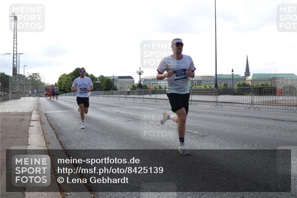 29.06.2025 - hella hamburg halbmarathon Lena Gebhardt http://msf.ph/oto/8425139 29.06.2025 09:43:41 Lombardsbrücke 18832, 9804, 1271, 2075, 2180, 2203, 2483, 3189, 3379, 6090, 7380, 8318, 8376, 9565, 9767, 9804, 10351, 10867, 11150, 13374, 13941, 14757, 15023, 15136, 15483, 15671, 17040, 17893, 18328, 18693, 18695, 18763, 18832, 18989 meine-sportfotos.de
