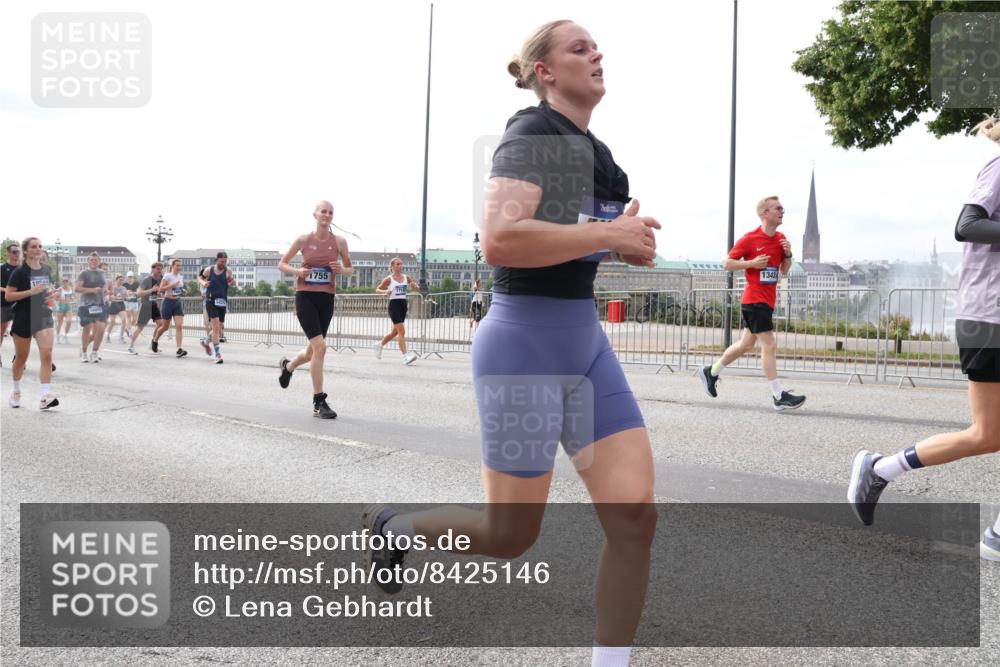 29.06.2025 - hella hamburg halbmarathon Lena Gebhardt http://msf.ph/oto/8425146 29.06.2025 10:19:16 Lombardsbrücke 1332, 1349, 1708, 1718, 1755, 2017, 2096, 2311, 2589, 2795, 2802, 2812, 2895, 2993, 2995, 3026, 3105, 3118, 3631, 4718, 4722, 4845, 5034, 5035, 5080, 5098, 5123, 5178, 5264, 5266, 5323, 5429, 5449, 6194, 6249, 6413, 6477, 6482, 6542, 6736, 6939, 7051, 7143, 7252, 8537, 8575, 8761, 8778, 8780, 9252, 9270, 9272, 9549, 9652, 9756, 9757, 9856, 10037, 10039, 10124, 10129, 10467, 10816 meine-sportfotos.de