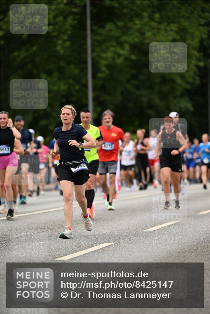 29.06.2025 - hella hamburg halbmarathon Dr. Thomas Lammeyer http://msf.ph/oto/8425147 29.06.2025 10:49:55 Kennedybrücke 1085, 1774, 2550, 2657, 2664, 2779, 2846, 2954, 3357, 3377, 3570, 3879, 3993, 4119, 4275, 4820, 5099, 5108, 5190, 5339, 5703, 5949, 6763, 7699, 7859, 7912, 8272, 8594, 9536, 10562, 10727, 11119, 11332 meine-sportfotos.de