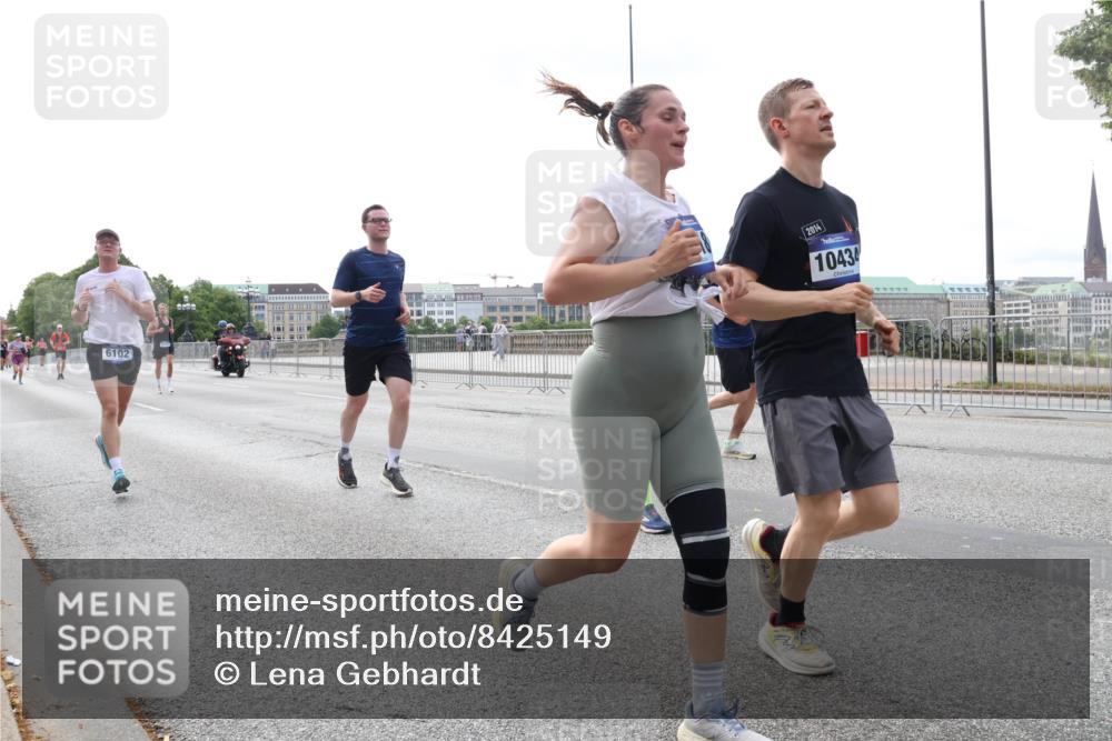 29.06.2025 - hella hamburg halbmarathon Lena Gebhardt http://msf.ph/oto/8425149 29.06.2025 10:28:41 Lombardsbrücke 6102, 2014, 10434, 1518, 1557, 1869, 3445, 3717, 4362, 4700, 4834, 5167, 5249, 5250, 5604, 5718, 5903, 5939, 6102, 6418, 7667, 7980, 8327, 8560, 9642, 9653, 9654, 9716, 9855, 10068, 10434, 13045, 13296, 13400, 14017, 14205, 15143, 15256, 15452, 15453, 16125, 16643, 18293, 18604, 19180 meine-sportfotos.de
