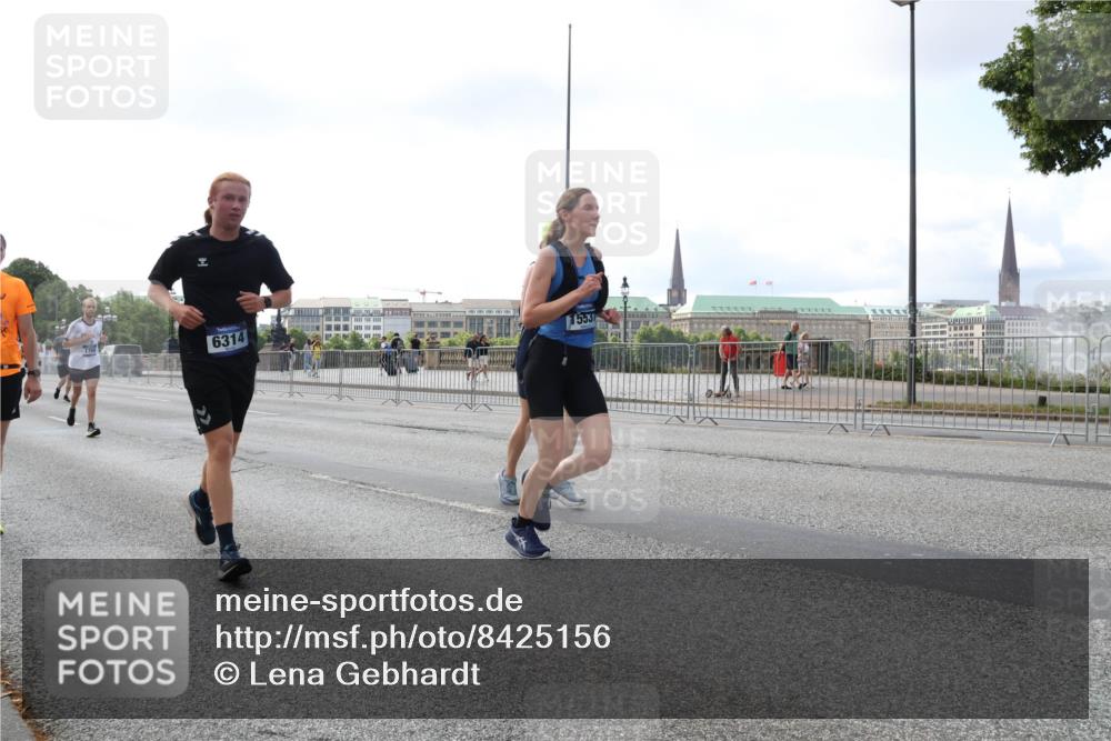 29.06.2025 - hella hamburg halbmarathon Lena Gebhardt http://msf.ph/oto/8425156 29.06.2025 10:06:25 Lombardsbrücke 6314, 1553, 1245, 1448, 1766, 1842, 3062, 4169, 4542, 4666, 4868, 5431, 5807, 5951, 6014, 6314, 6664, 7138, 7741, 8051, 8290, 8316, 9361, 9560, 10214, 10297, 10736, 10781, 10886, 12371, 13042, 13054, 13475, 13481, 13863, 14369, 14607, 14987, 15113, 15145, 15229, 15377, 15462, 15537, 15766, 15772, 15858, 16441, 16687, 16933, 17059, 17239, 17746, 18042, 18575, 18577, 18652, 18768, 18828, 18857, 18910, 18913, 18966 meine-sportfotos.de