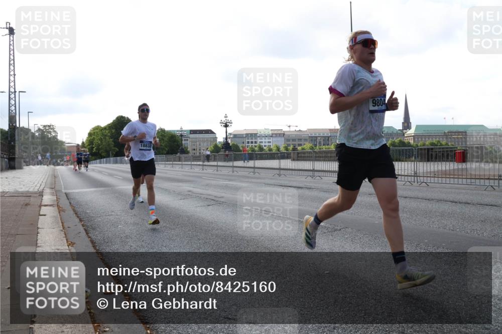 29.06.2025 - hella hamburg halbmarathon Lena Gebhardt http://msf.ph/oto/8425160 29.06.2025 09:43:41 Lombardsbrücke 18832, 9804, 1271, 2075, 2180, 2203, 2483, 3189, 3379, 6090, 7380, 8318, 8376, 9565, 9767, 9804, 10351, 10867, 11150, 13374, 13941, 14757, 15023, 15136, 15483, 15671, 17040, 17893, 18328, 18693, 18695, 18763, 18832, 18989 meine-sportfotos.de