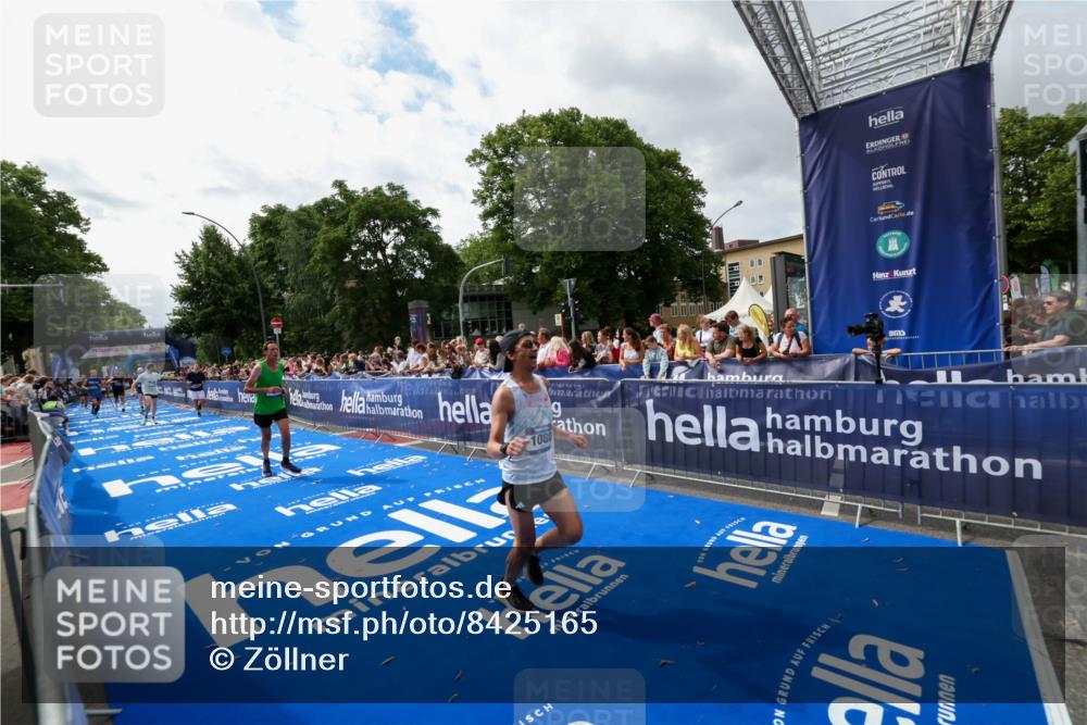 29.06.2025 - hella hamburg halbmarathon Zöllner http://msf.ph/oto/8425165 29.06.2025 10:34:23 Ziel 1002, 1080, 3005, 5550, 14784, 16417 meine-sportfotos.de