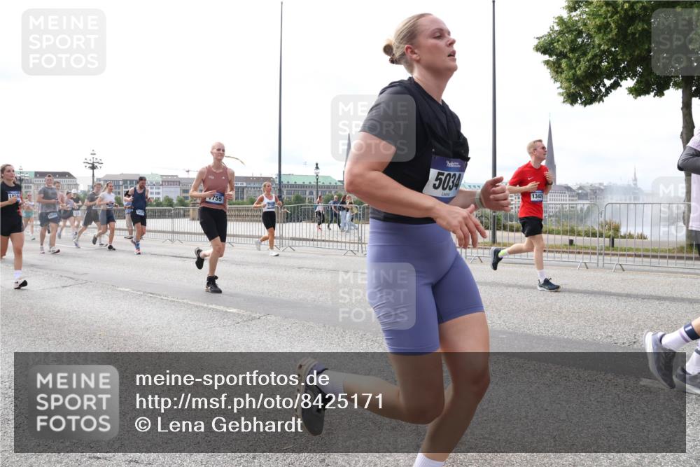 29.06.2025 - hella hamburg halbmarathon Lena Gebhardt http://msf.ph/oto/8425171 29.06.2025 10:19:16 Lombardsbrücke 195, 755, 5034, 13424, 1332, 1349, 1708, 1718, 1755, 2017, 2096, 2311, 2589, 2795, 2802, 2812, 2895, 2993, 2995, 3026, 3105, 3118, 3631, 4718, 4722, 4845, 5034, 5035, 5080, 5098, 5123, 5178, 5264, 5266, 5323, 5429, 5449, 6194, 6249, 6413, 6477, 6482, 6542, 6736, 6939, 7051, 7143, 7252, 8537, 8575, 8761, 8778, 8780, 9252, 9270, 9272, 9549, 9652, 9756, 9757, 9856, 10037, 10039, 10124, 10129, 10467, 10816 meine-sportfotos.de