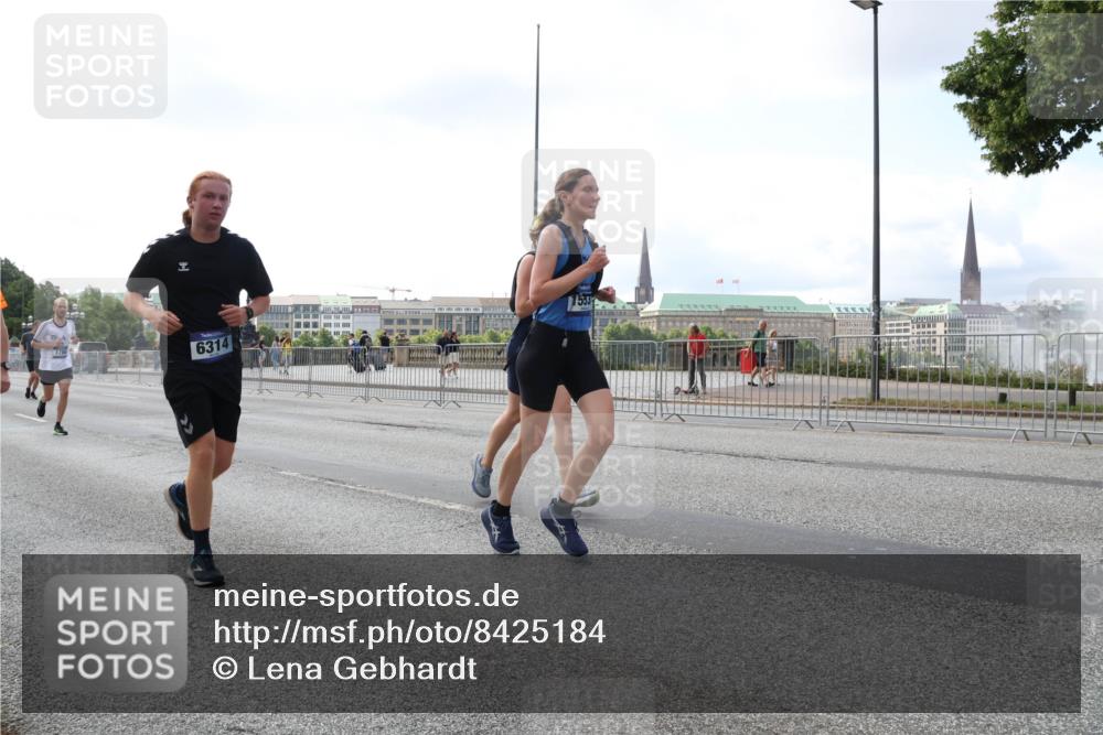 29.06.2025 - hella hamburg halbmarathon Lena Gebhardt http://msf.ph/oto/8425184 29.06.2025 10:06:25 Lombardsbrücke 6314, 533, 1245, 1448, 1766, 1842, 3062, 4169, 4542, 4666, 4868, 5431, 5807, 5951, 6014, 6314, 6664, 7138, 7741, 8051, 8290, 8316, 9361, 9560, 10214, 10297, 10736, 10781, 10886, 12371, 13042, 13054, 13475, 13481, 13863, 14369, 14607, 14987, 15113, 15145, 15229, 15377, 15462, 15537, 15766, 15772, 15858, 16441, 16687, 16933, 17059, 17239, 17746, 18042, 18575, 18577, 18652, 18768, 18828, 18857, 18910, 18913, 18966 meine-sportfotos.de