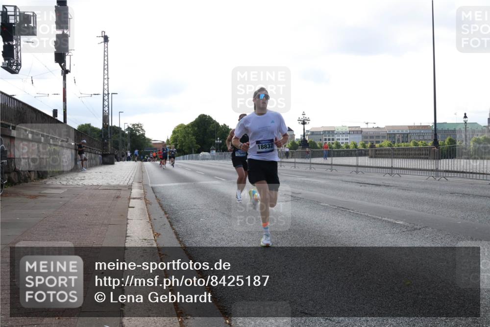 29.06.2025 - hella hamburg halbmarathon Lena Gebhardt http://msf.ph/oto/8425187 29.06.2025 09:43:42 Lombardsbrücke 17040, 18832, 1271, 2075, 2180, 2203, 2483, 3189, 3379, 6090, 7380, 8318, 8376, 9565, 9767, 9804, 10351, 10867, 11150, 13374, 13941, 14757, 15023, 15136, 15483, 15671, 17040, 17893, 18328, 18693, 18695, 18763, 18832, 18989 meine-sportfotos.de