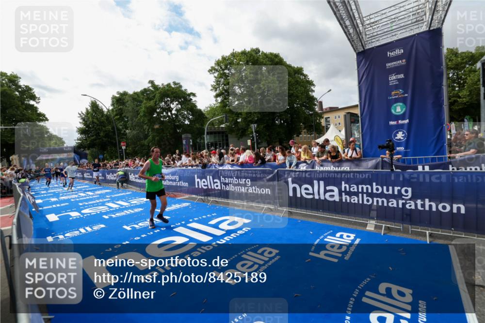 29.06.2025 - hella hamburg halbmarathon Zöllner http://msf.ph/oto/8425189 29.06.2025 10:34:24 Ziel 1002, 1080, 3005, 5550, 9686, 14784, 16417 meine-sportfotos.de