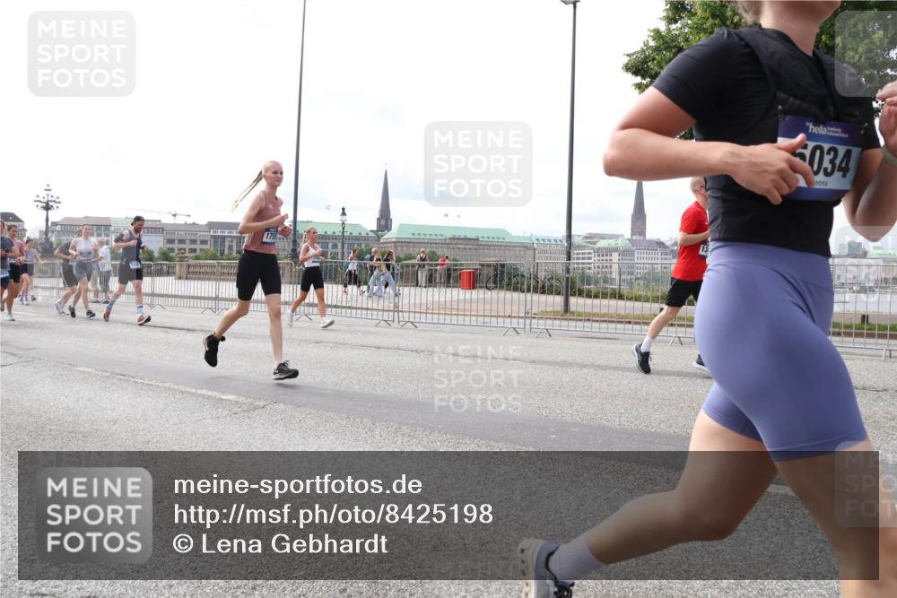29.06.2025 - hella hamburg halbmarathon Lena Gebhardt http://msf.ph/oto/8425198 29.06.2025 10:19:16 Lombardsbrücke 1755, 13, 034, 1332, 1349, 1708, 1718, 1755, 2017, 2096, 2311, 2589, 2795, 2802, 2812, 2895, 2993, 2995, 3026, 3105, 3118, 3631, 4718, 4722, 4845, 5034, 5035, 5080, 5098, 5123, 5178, 5264, 5266, 5323, 5429, 5449, 6194, 6249, 6413, 6477, 6482, 6542, 6736, 6939, 7051, 7143, 7252, 8537, 8575, 8761, 8778, 8780, 9252, 9270, 9272, 9549, 9652, 9756, 9757, 9856, 10037, 10039, 10124, 10129, 10467, 10816 meine-sportfotos.de