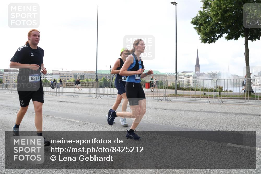29.06.2025 - hella hamburg halbmarathon Lena Gebhardt http://msf.ph/oto/8425212 29.06.2025 10:06:25 Lombardsbrücke 6314, 188, 5, 1245, 1448, 1766, 1842, 3062, 4169, 4542, 4666, 4868, 5431, 5807, 5951, 6014, 6314, 6664, 7138, 7741, 8051, 8290, 8316, 9361, 9560, 10214, 10297, 10736, 10781, 10886, 12371, 13042, 13054, 13475, 13481, 13863, 14369, 14607, 14987, 15113, 15145, 15229, 15377, 15462, 15537, 15766, 15772, 15858, 16441, 16687, 16933, 17059, 17239, 17746, 18042, 18575, 18577, 18652, 18768, 18828, 18857, 18910, 18913, 18966 meine-sportfotos.de