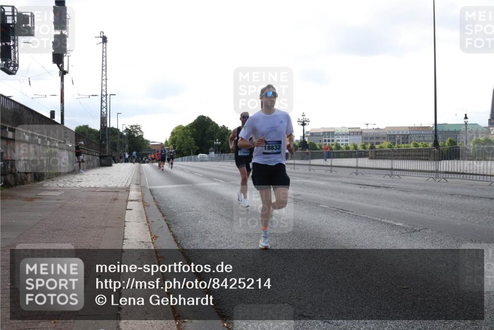 29.06.2025 - hella hamburg halbmarathon Lena Gebhardt http://msf.ph/oto/8425214 29.06.2025 09:43:42 Lombardsbrücke 18832, 17040, 1271, 2075, 2180, 2203, 2483, 3189, 3379, 6090, 7380, 8318, 8376, 9565, 9767, 9804, 10351, 10867, 11150, 13374, 13941, 14757, 15023, 15136, 15483, 15671, 17040, 17893, 18328, 18693, 18695, 18763, 18832, 18989 meine-sportfotos.de