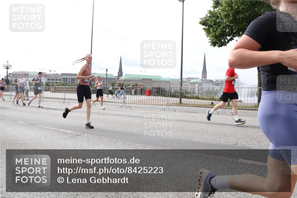 29.06.2025 - hella hamburg halbmarathon Lena Gebhardt http://msf.ph/oto/8425223 29.06.2025 10:19:17 Lombardsbrücke 1755, 1145, 1332, 1349, 1708, 1718, 1755, 2017, 2096, 2311, 2589, 2795, 2802, 2812, 2895, 2993, 2995, 3026, 3105, 3118, 3446, 3631, 4718, 4722, 4845, 4979, 5034, 5035, 5080, 5098, 5123, 5178, 5264, 5266, 5323, 5429, 5449, 5849, 6194, 6249, 6413, 6477, 6482, 6542, 6736, 6939, 7051, 7143, 7252, 8537, 8575, 8761, 8778, 8780, 9252, 9270, 9272, 9549, 9652, 9756, 9757, 9856, 10037, 10039, 10124, 10129, 10467, 10816 meine-sportfotos.de