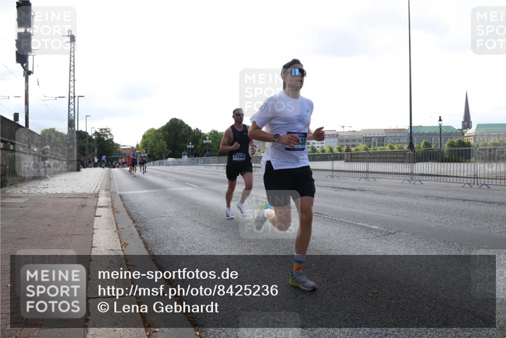 29.06.2025 - hella hamburg halbmarathon Lena Gebhardt http://msf.ph/oto/8425236 29.06.2025 09:43:42 Lombardsbrücke 17040, 1271, 2075, 2180, 2203, 2483, 3189, 3379, 6090, 7380, 8318, 8376, 9565, 9767, 9804, 10351, 10867, 11150, 13374, 13941, 14757, 15023, 15136, 15483, 15671, 17040, 17893, 18328, 18693, 18695, 18763, 18832, 18989 meine-sportfotos.de
