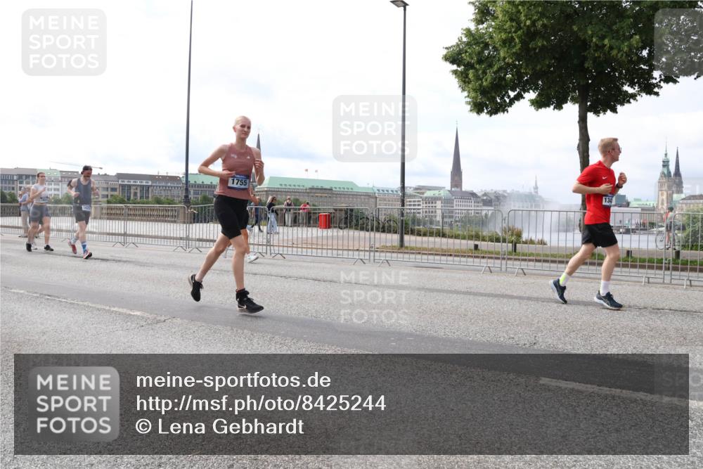 29.06.2025 - hella hamburg halbmarathon Lena Gebhardt http://msf.ph/oto/8425244 29.06.2025 10:19:17 Lombardsbrücke 1755, 134, 1145, 1332, 1349, 1708, 1718, 1755, 2017, 2096, 2311, 2589, 2795, 2802, 2812, 2895, 2993, 2995, 3026, 3105, 3118, 3446, 3631, 4718, 4722, 4845, 4979, 5034, 5035, 5080, 5098, 5123, 5178, 5264, 5266, 5323, 5429, 5449, 5849, 6194, 6249, 6413, 6477, 6482, 6542, 6736, 6939, 7051, 7143, 7252, 8537, 8575, 8761, 8778, 8780, 9252, 9270, 9272, 9549, 9652, 9756, 9757, 9856, 10037, 10039, 10124, 10129, 10467, 10816 meine-sportfotos.de