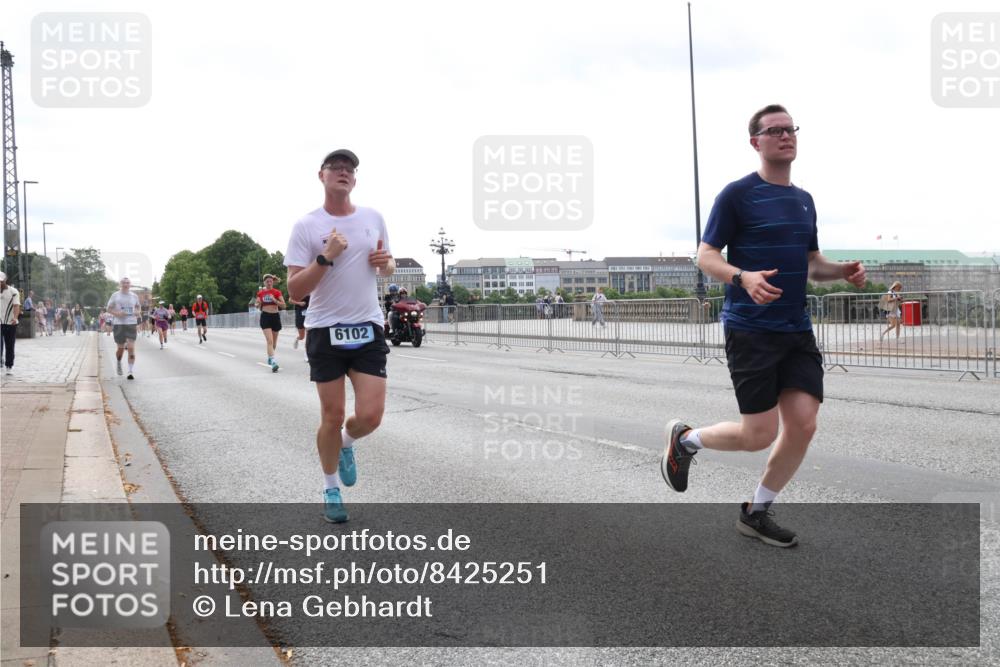 29.06.2025 - hella hamburg halbmarathon Lena Gebhardt http://msf.ph/oto/8425251 29.06.2025 10:28:42 Lombardsbrücke 6102, 1518, 1557, 1869, 3445, 3717, 4362, 4700, 4834, 5167, 5249, 5250, 5604, 5718, 5903, 5939, 6102, 6418, 7667, 7980, 8327, 8560, 9642, 9653, 9654, 9716, 9855, 10068, 10434, 13045, 13296, 13400, 14205, 15143, 15256, 15452, 15453, 16125, 16643, 18293, 18604, 19180 meine-sportfotos.de