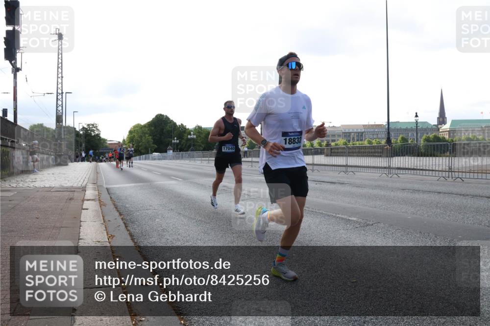 29.06.2025 - hella hamburg halbmarathon Lena Gebhardt http://msf.ph/oto/8425256 29.06.2025 09:43:42 Lombardsbrücke 17040, 18832, 1271, 2075, 2180, 2203, 2483, 3189, 3379, 6090, 7380, 8318, 8376, 9565, 9767, 9804, 10351, 10867, 11150, 13374, 13941, 14757, 15023, 15136, 15483, 15671, 17040, 17893, 18328, 18693, 18695, 18763, 18832, 18989 meine-sportfotos.de