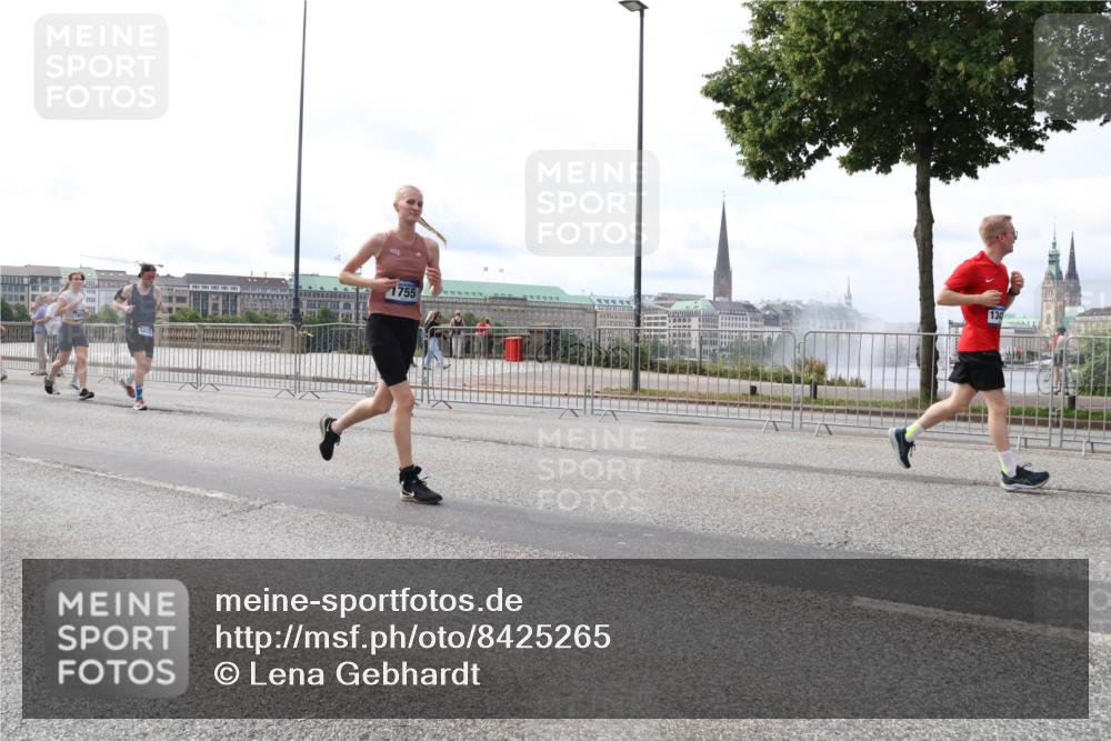 29.06.2025 - hella hamburg halbmarathon Lena Gebhardt http://msf.ph/oto/8425265 29.06.2025 10:19:17 Lombardsbrücke 1755, 134, 1145, 1332, 1349, 1708, 1718, 1755, 2017, 2096, 2311, 2589, 2795, 2802, 2812, 2895, 2993, 2995, 3026, 3105, 3118, 3446, 3631, 4718, 4722, 4845, 4979, 5034, 5035, 5080, 5098, 5123, 5178, 5264, 5266, 5323, 5429, 5449, 5849, 6194, 6249, 6413, 6477, 6482, 6542, 6736, 6939, 7051, 7143, 7252, 8537, 8575, 8761, 8778, 8780, 9252, 9270, 9272, 9549, 9652, 9756, 9757, 9856, 10037, 10039, 10124, 10129, 10467, 10816 meine-sportfotos.de