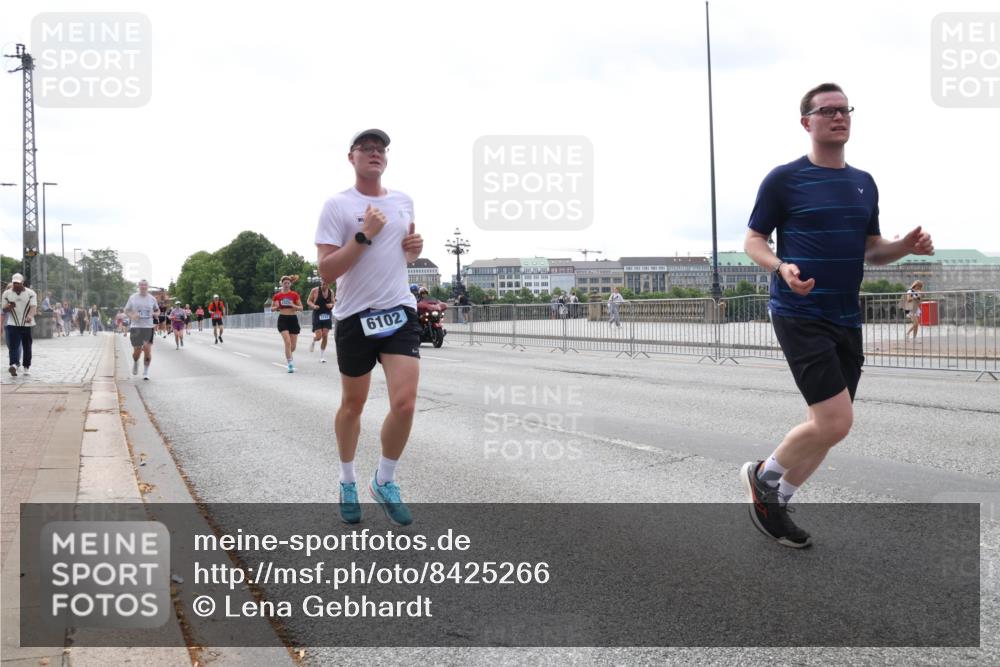 29.06.2025 - hella hamburg halbmarathon Lena Gebhardt http://msf.ph/oto/8425266 29.06.2025 10:28:42 Lombardsbrücke 6102, 1518, 1557, 1869, 3445, 3717, 4362, 4700, 4834, 5167, 5249, 5250, 5604, 5718, 5903, 5939, 6102, 6418, 7667, 7980, 8327, 8560, 9642, 9653, 9654, 9716, 9855, 10068, 10434, 13045, 13296, 13400, 14205, 15143, 15256, 15452, 15453, 16125, 16643, 18293, 18604, 19180 meine-sportfotos.de